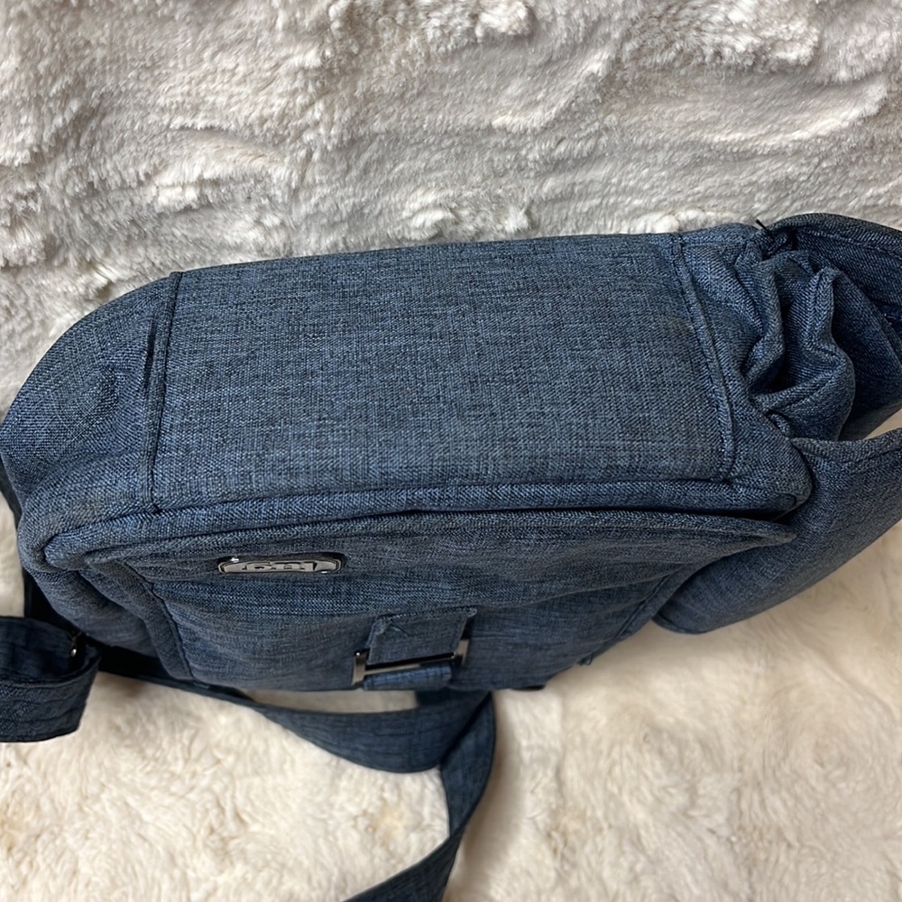Lug crossbody. Looks like denim. Adjustable strap - Picture 5 of 15